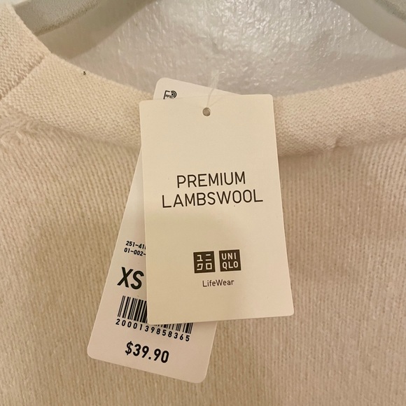 Uniqlo Women’s Premium Lambswool Crew Neck Sweater in XS - Picture 4 of 5
